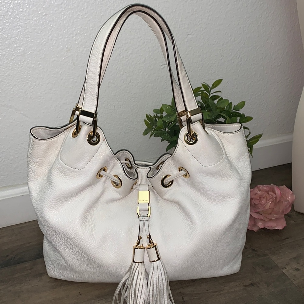 MICHAEL KORS CAMDEN LEATHER TASSEL OVER THE SHOULDER